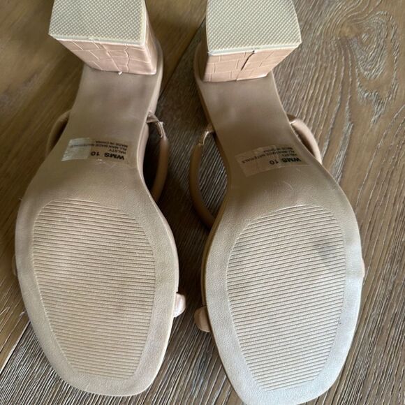 Dolce Vita Halsty Sandal in Carmel - Picture 8 of 9